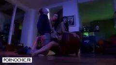 Jouer Orgie effrénée avec deux brunes sexy