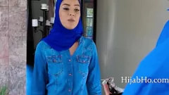 Afspelen In hijab geklede tiener Maya Bijou's eerste trio-ervaring