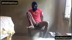 Nigeryjski ogier dumnie prezentuje swoje masywne mięso: gorącą, domową sesję masturbacji