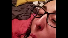Jouer La ragazza nerd Pussywillow si inzuppa di una sborrata in faccia