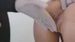 Reproducir Padrastro enseña a su curiosa hijastra sobre el sexo anal en un encuentro íntimo al estilo vaquero