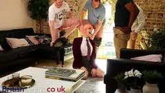 Reproduzir Estreia em Gangbang: Primeiro Blowbang de estrela pornô gótica universitária
