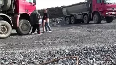 Reproduzir Público adolescente trio gangbang: linda menina pequena com peitos grandes é fodida