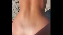 Abspielen Heiße Latina-Teenagerin wird in der Öffentlichkeit am Strand unartig