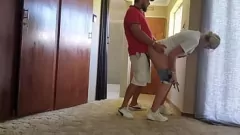 تشغيل يحصل رجل توصيل البيتزا الهواة على مكافأة مع اللعنة على الحمار الضخمة