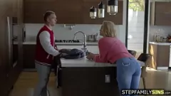 Jouer La milf blonde enseigne les compétences orales de beau-fils en tutoriel intense