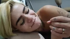 تشغيل علق عقيدة يعطي روسا قذرة أعماق و cumshot الوجه