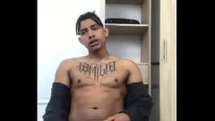 Jouer Stud latino reloque sa énorme bite noire sur la webcam