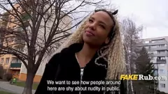Afspelen Hardcore openbare ontmoeting: Europese babe geneukt door een gulle zwarte stud
