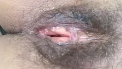 Jouer MILF poilue expose la chatte grande ouverte après une putain de séance d'intensité
