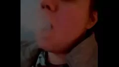 Reproduzir Hilaridade de pau minúsculo: beijo de quebra de fumaça de Milf Abby