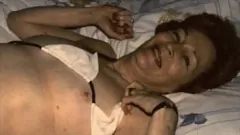 Jouer Milf rétro poilue affiche son secret dans le porno vintage