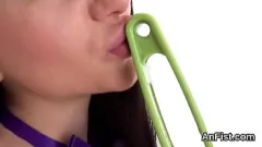 Jouer Les lesbiennes fisting se déchaînent: jeu de chatte humide et sauvage et plaisir anal