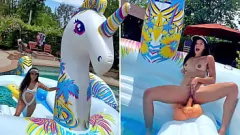 Reproducir Tetona Harley Haze se moja y se meta con consolador en unicornio inflable
