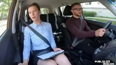 Odtwórz Euro Babe daje niezapomnianą lekcję jazdy z intensywnym lodzikiem POV i seksem w samochodzie