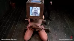 Jouer Session de donjon BDSM extrême : l'esclave brune Ashli ​​Orion bâillonne et est attachée avec un gode, un tazapper et une fessée brutale