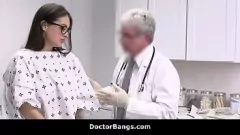 تشغيل طبيب شقي يستغل مريضًا مراهقًا خجولًا بقضيب كبير في لقطات الكاميرا الأمنية بالعيادة