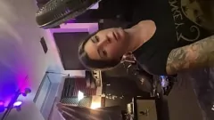 Reproducir Felicity Feline, la estrella porno tatuada, ofrece una intensa sesión de batería en este salvaje vídeo porno