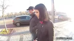 Oynat Doktor bakire kızlık zarını inceliyor ve bu bilinmeyen porno macerasında iki ateşli hatunla vahşi bir üçlü yolun tadını çıkarıyor