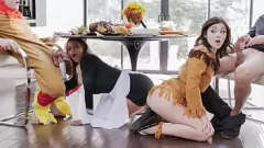 Odtwórz Ekscytujące tabu Święta Dziękczynienia: Ojczym rucha gorącą przyrodnią siostrę swojego młodego pasierba w dzikiej rodzinnej orgii POV