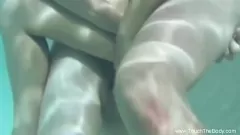 تشغيل استمتع بجلسة تدليك حميمة بالزيت لزوجين هنديين مثيرين في جو مريح