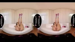 Jouer La brune Lady Dee en talons hauts fait plaisir à sa chatte rasée en VR, séance solo érotique avec de petits seins naturels