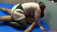 Jouer Bbw avec des lunettes baise dans son bas nylon noirci avec le pugiliste