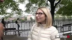 Katie Mound knetet Verstauchungen zu sexy Vergnügen