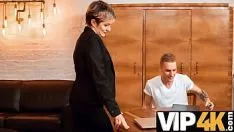 Abspielen Coach4k. Lehrer ist eine seriöse Frau, die einen Schlampenduencircle-Sex wünscht