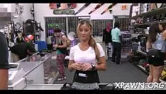 Desoriënterende brunet huishoudster bezorgd teder