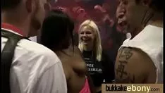 Afspelen Ebony tree cum slattern hottie bukkake politieke partij 15