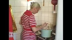 تشغيل مارجيل سيلا مشدودة بقبضتها في الكبسولة