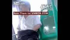 Oynat Thanh nien tau khua tu suong tren xe otobüsü