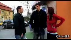 Oynat O bebek blueing gömleğini çıkarıyor