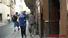 Jouer Coppia suppurata scopa nella pensione di un hotel