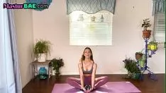 Reproduzir Os porteiros Bosomy yoga milf personificam o alongamento do feitiço e então esfrega o botão