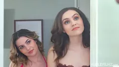 Reproduzir Petite pornstars Chanel Camryn e Freya Parker em uma casa alugada, sexo a três